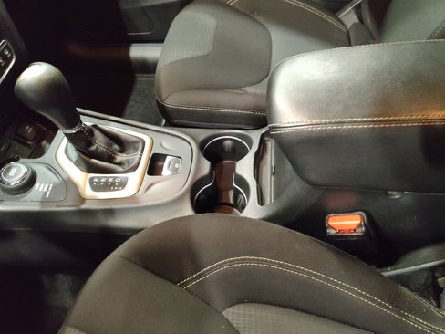 Used 2015 Jeep Cherokee Latitude w/ Cold Weather Group image 26