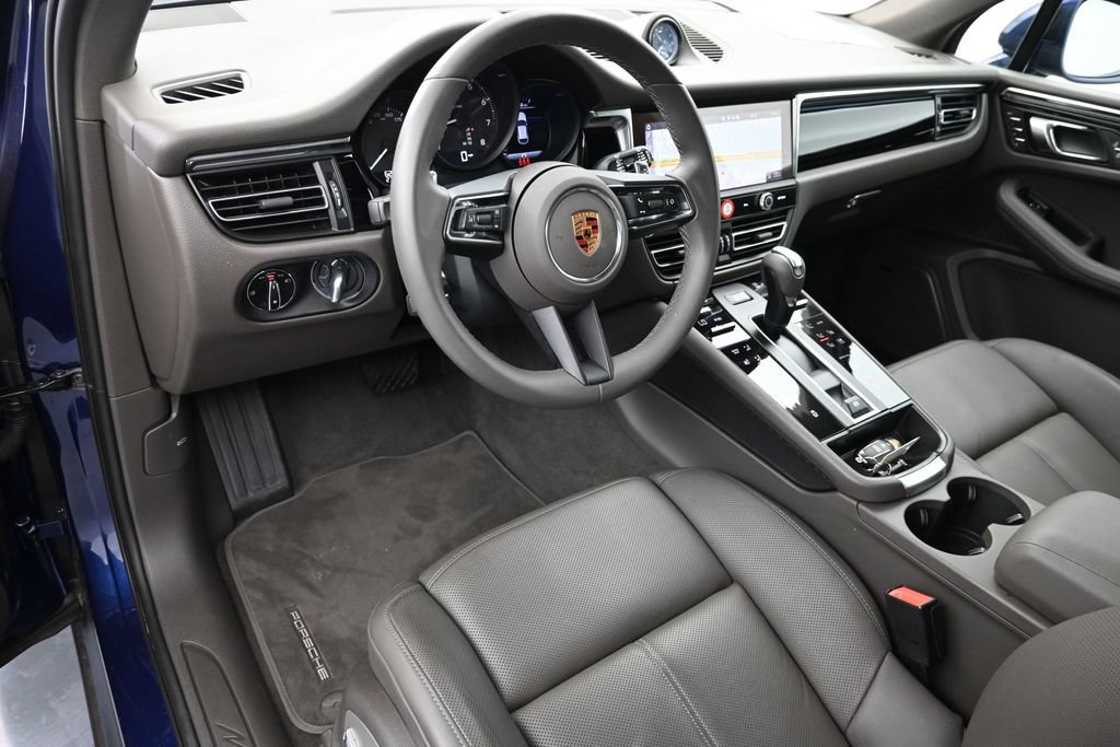 Certified 2026 Porsche Macan AWD/4WD image 4