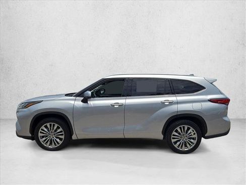 Used 2023 Toyota Highlander Platinum FWD image 9