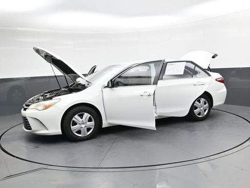 Used 2016 Toyota Camry LE image 44