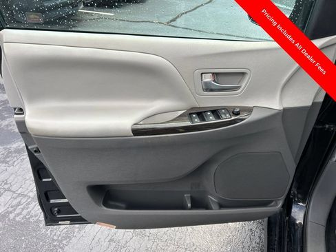 Used 2020 Toyota Sienna XLE FWD image 3