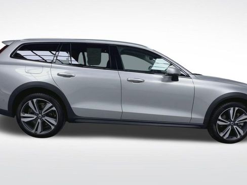 Used 2025 Volvo V60 B5 Cross Country Plus AWD/4WD image 25