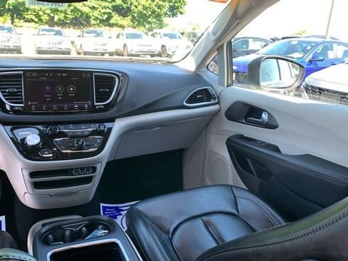 Used 2023 Chrysler Pacifica Touring-L FWD image 20