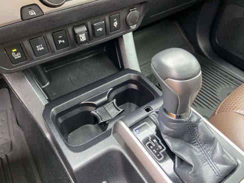 Used 2021 Toyota Tacoma Limited image 14