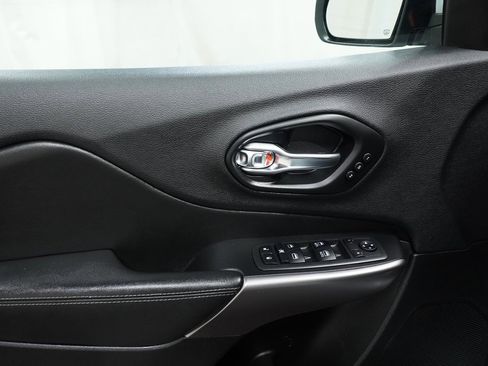 Used 2019 Jeep Cherokee Limited image 20