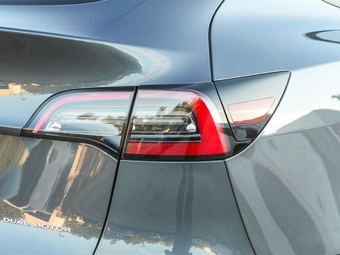 Used 2022 Tesla Model Y Long Range image 11