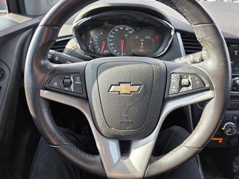 Used 2019 Chevrolet Trax LT w/ LT Convenience Package image 12