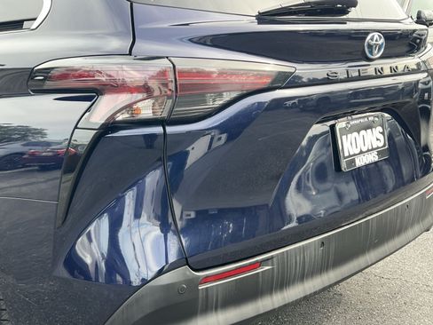 Used 2023 Toyota Sienna XLE FWD image 38
