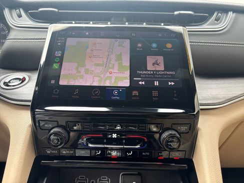 Used 2024 Jeep Grand Cherokee Limited image 21