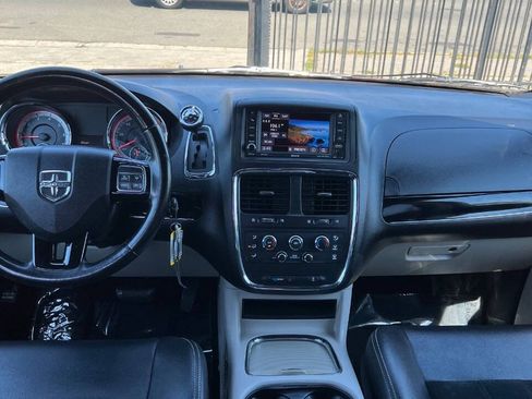 Used 2017 Dodge Grand Caravan SXT FWD image 11
