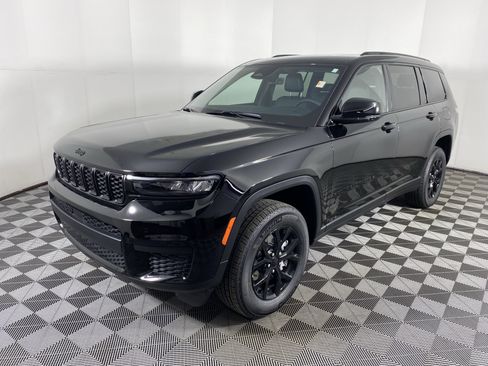 New 2025 Jeep Grand Cherokee L Altitude image 10