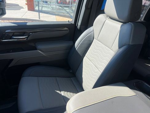 Used 2025 Chevrolet Silverado 2500 ZR2 w/ Technology Package image 14