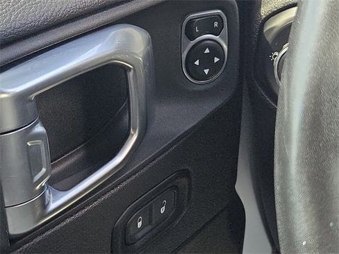 Used 2020 Jeep Wrangler Unlimited Sahara image 27