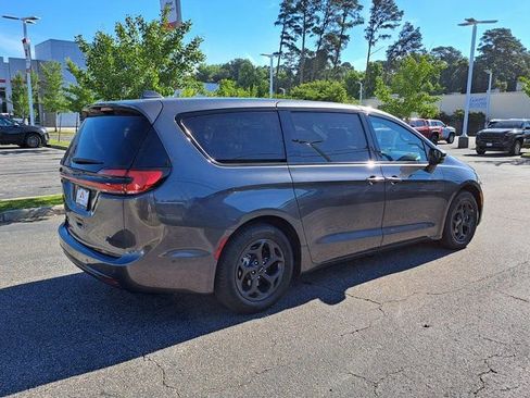 Used 2022 Chrysler Pacifica Limited w/ S Appearance Package FWD image 8