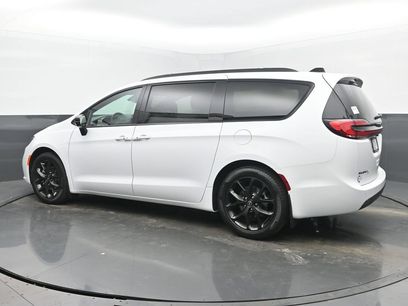 New 2026 Chrysler Pacifica Select w/ S Appearance Package