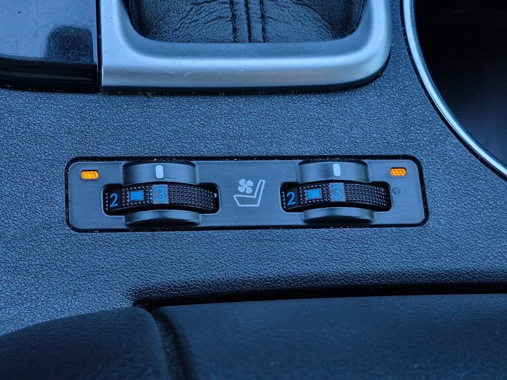 Used 2019 Toyota Highlander Limited FWD image 27
