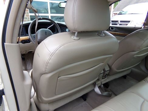 Used 2001 Lincoln Continental image 27