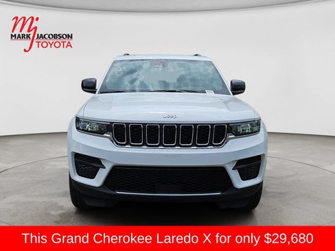 Used 2025 Jeep Grand Cherokee Laredo X w/ Luxury Tech Group I RWD image 3