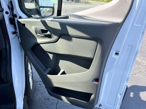 Used 2023 Ford E-Transit Medium Roof image 14