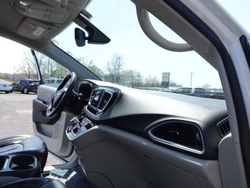 Used 2020 Chrysler Voyager Lxi image 45