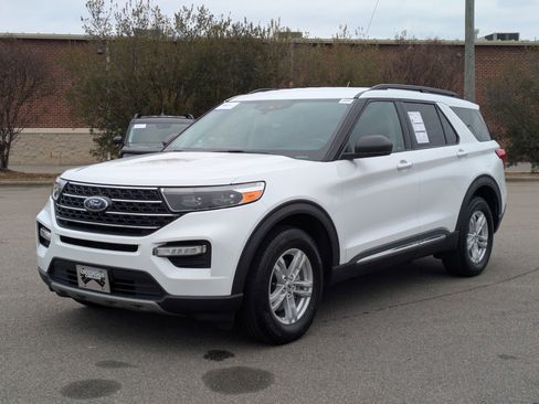 Used 2021 Ford Explorer XLT w/ Equipment Group 202A image 8