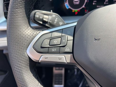 New 2026 Volkswagen Tiguan SE R-Line FWD image 17
