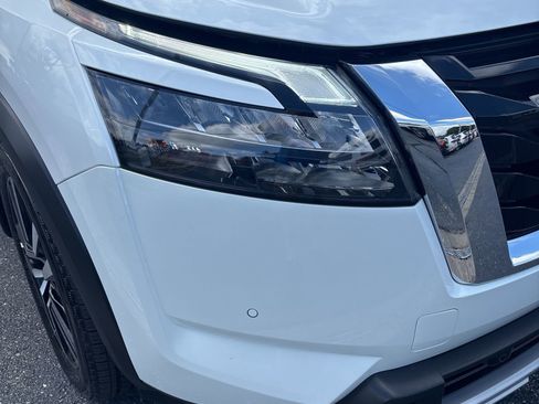 Used 2025 Nissan Pathfinder Platinum image 18