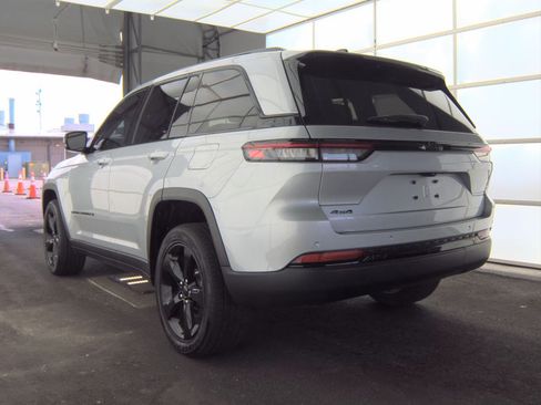 Used 2023 Jeep Grand Cherokee Altitude AWD/4WD image 4