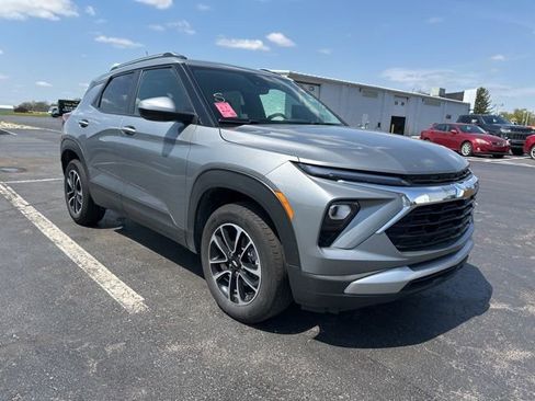 Used 2024 Chevrolet TrailBlazer LT w/ Convenience Package AWD/4WD image 2