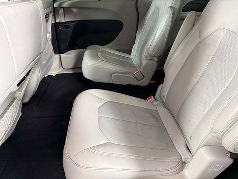 Used 2021 Chrysler Pacifica Touring-L FWD image 16