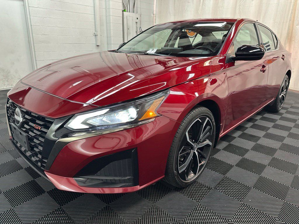 Used 2025 Nissan Altima 2.5 SR w/ SR Premium Package AWD/4WD image 4