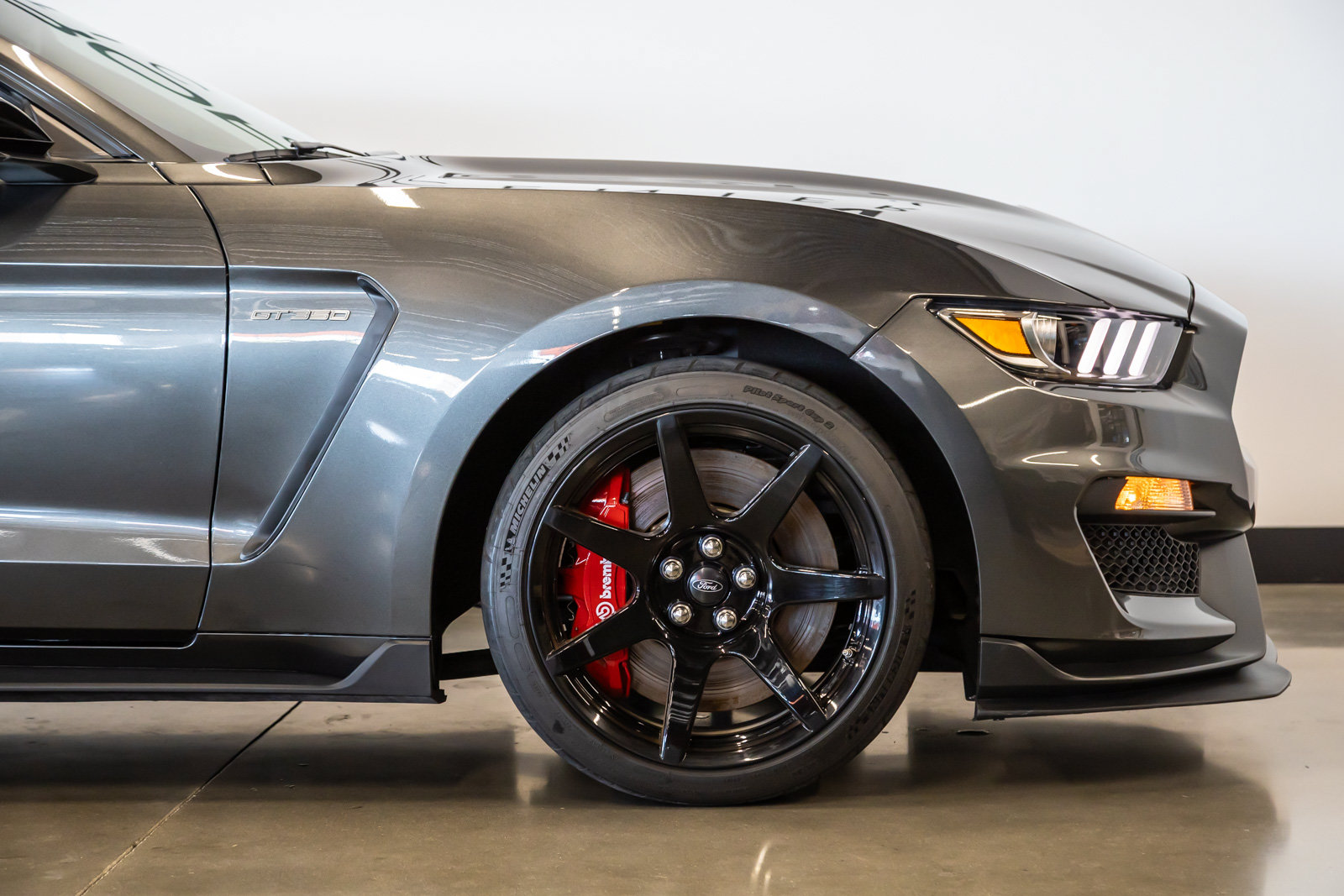 Used 2019 Ford Mustang Shelby GT350R w/ GT350R Equipment Group 920A RWD image 14