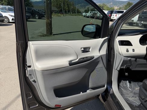 Used 2011 Toyota Sienna SE w/ Preferred Pkg FWD image 12