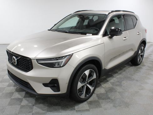 Used 2023 Volvo XC40 B4 Ultimate FWD image 32