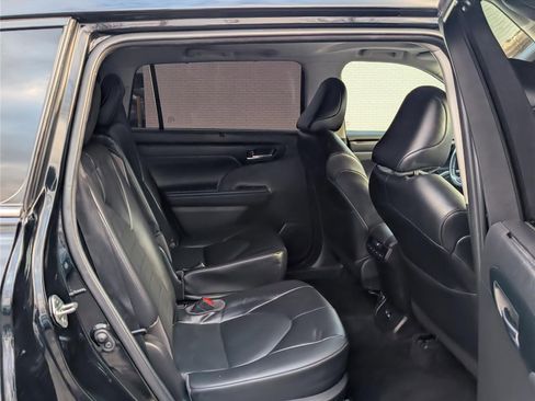 Used 2022 Toyota Highlander XLE image 12
