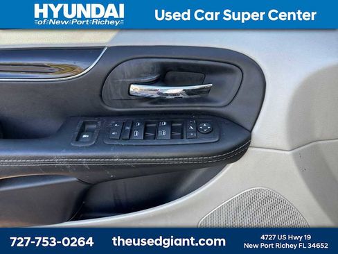 Used 2014 Chrysler Town & Country Touring-L image 11