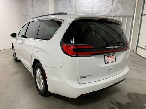 Used 2022 Chrysler Pacifica Touring-L image 6