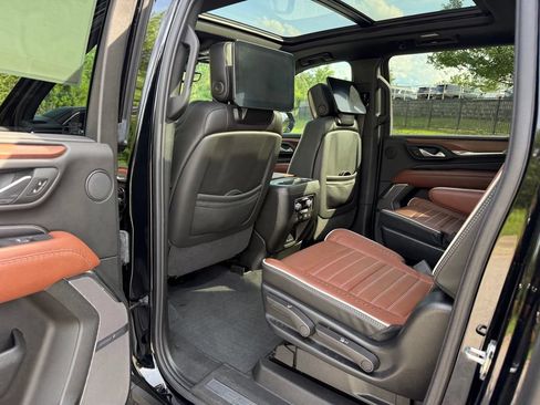 Used 2024 GMC Yukon XL Denali Ultimate AWD/4WD image 27