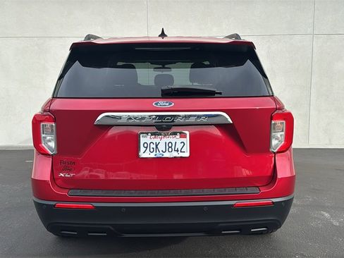 Certified 2023 Ford Explorer XLT image 3