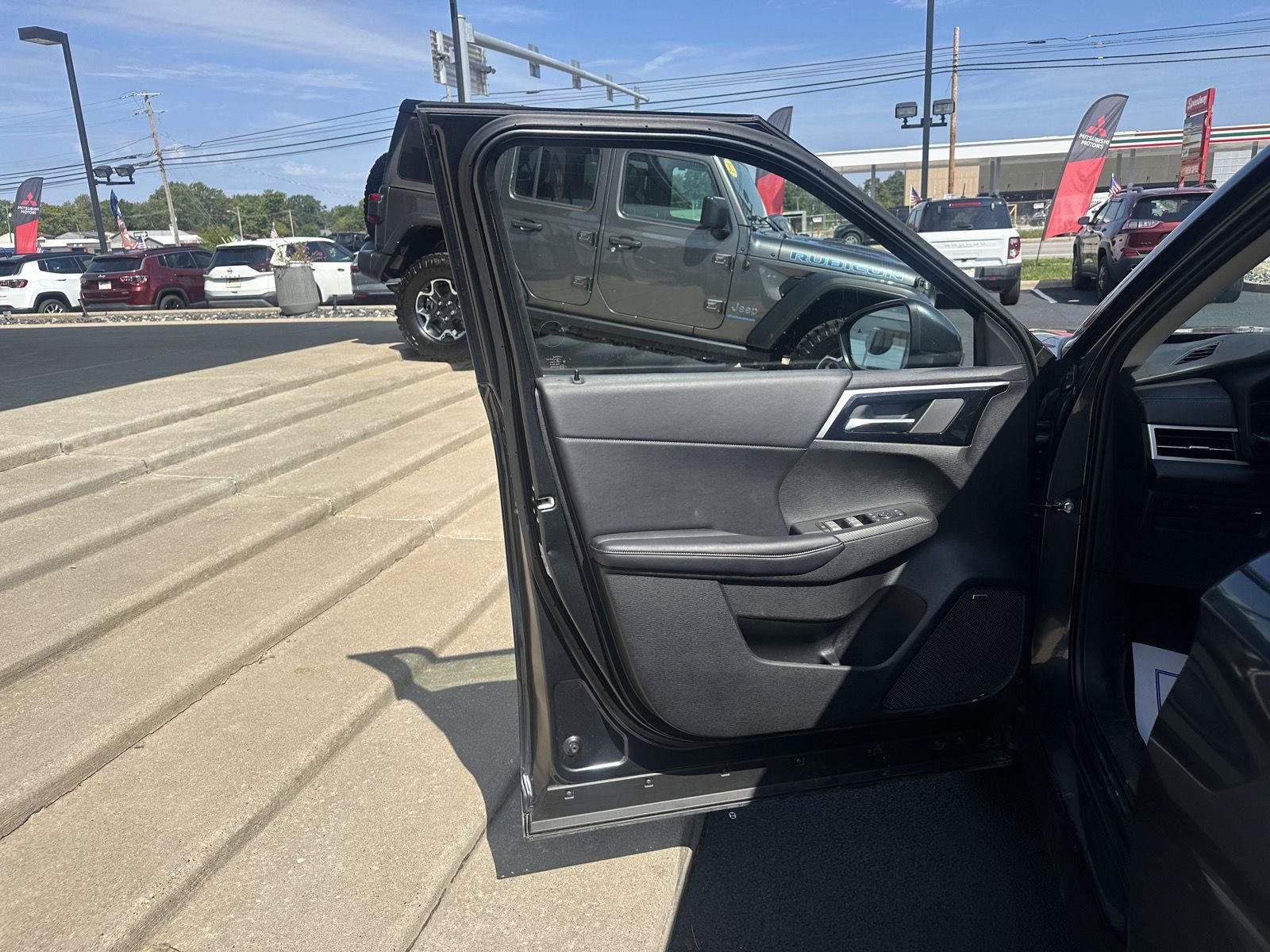 Used 2025 Mitsubishi Outlander SE FWD image 13