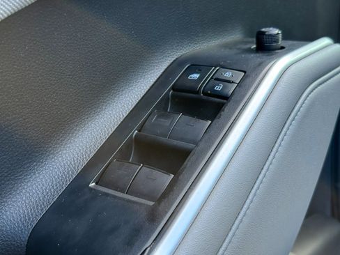 Used 2022 Toyota Highlander LE image 18