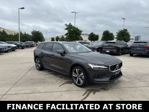 Certified 2025 Volvo V60 B5 Cross Country Plus AWD/4WD image 3