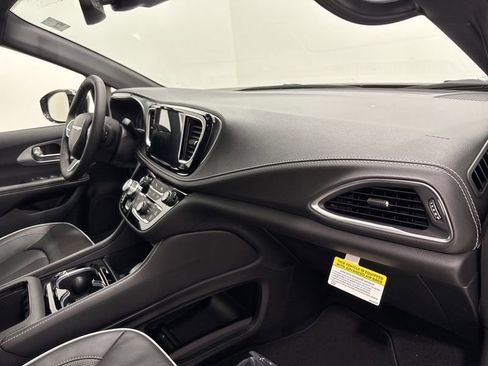 New 2026 Chrysler Pacifica Limited FWD image 19