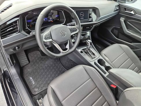 Used 2023 Volkswagen Jetta SE image 2