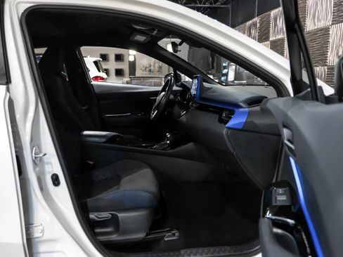 Used 2021 Toyota C-HR XLE image 31