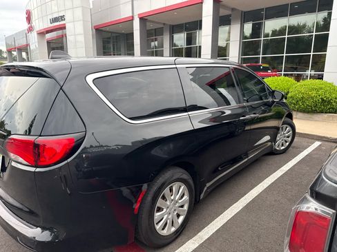 Used 2021 Chrysler Voyager L FWD image 3