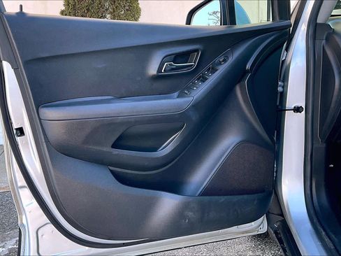 Used 2019 Chevrolet Trax LT w/ LT Convenience Package image 22