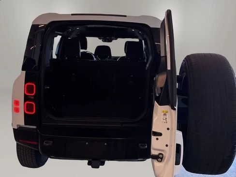 Used 2022 Land Rover Defender 110 X-Dynamic SE AWD/4WD image 9