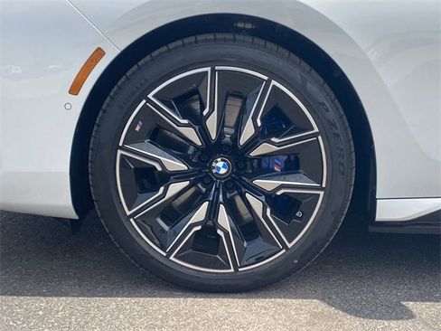 New 2025 BMW i7 M70 image 10