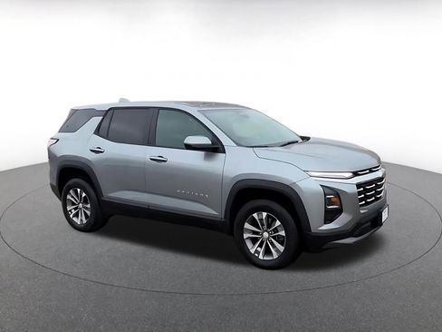 Used 2025 Chevrolet Equinox LT image 2